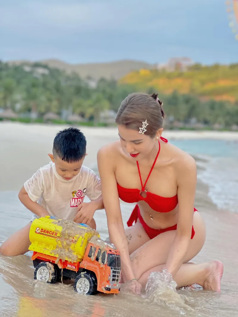 Diệp Lâm Anh diện bikini gợi cảm đang vui đùa với con trai