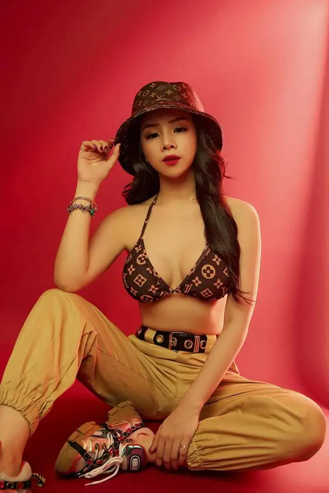 DJ Mie quyến rũ mê hoặc khó rời mắt