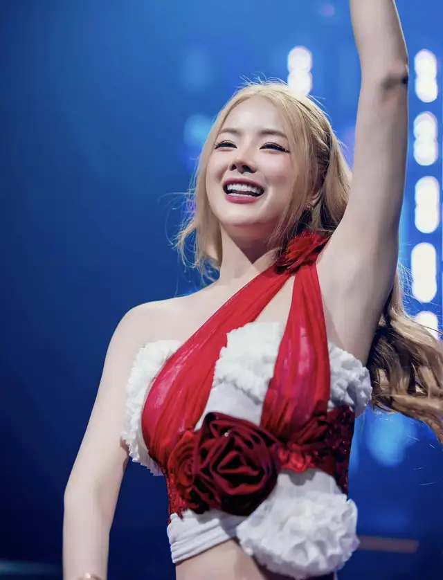 DJ Mie cười tươi như hoa tại 1 sự kiện âm nhạc