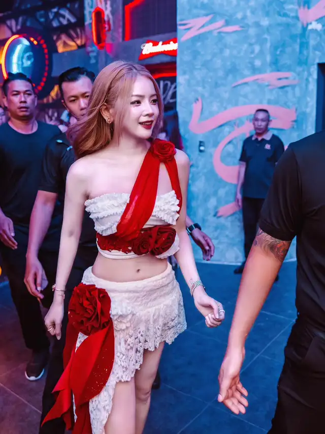 DJ Mie quyến rũ với vẻ đẹp mê hoặc