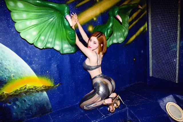 dj soda sexy bikini sáng bóng