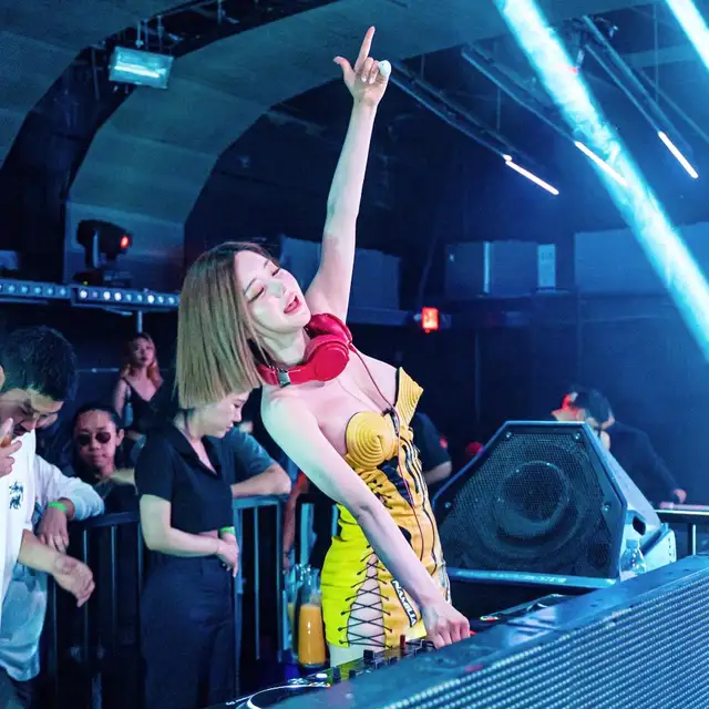 dj soda sexy bikini quẩy quán bar