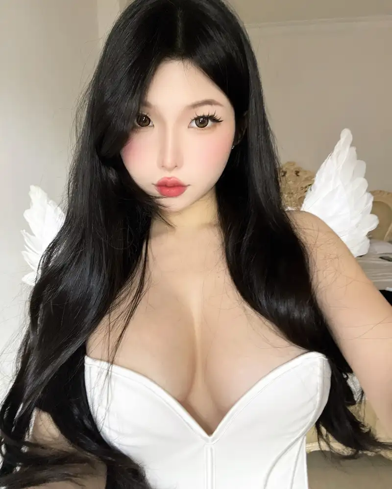 Duyên Hipp với cặp vú bự to tròn ai cũng phải mê