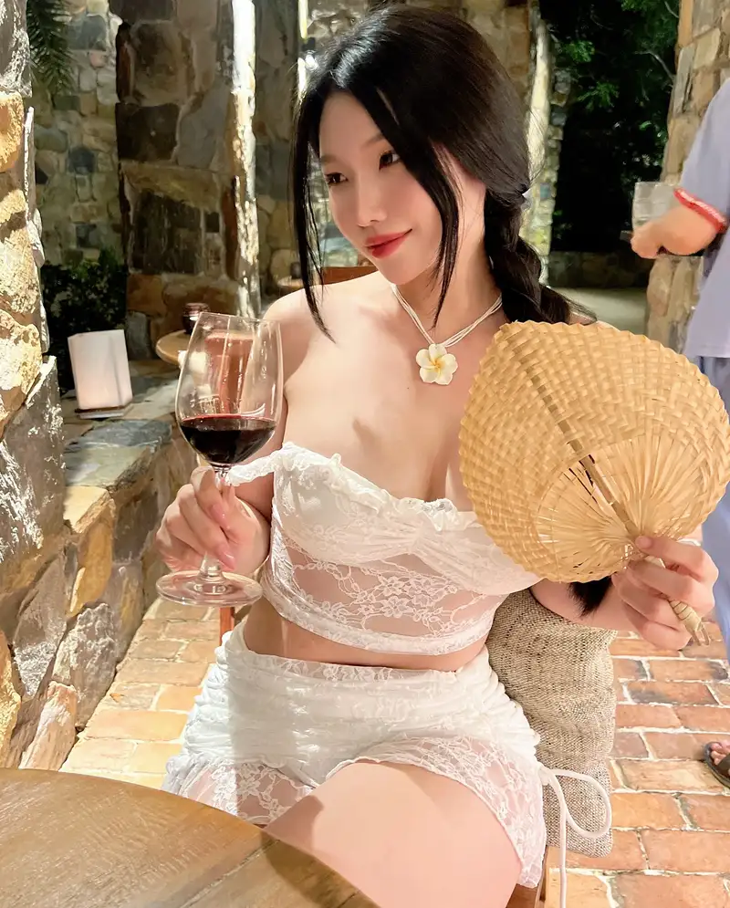 Mỗi lần Duyên Hipp khoe vú đều gây xôn xao MXH