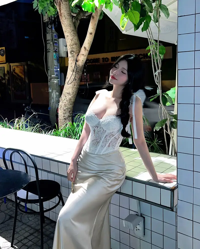 Duyên Hipp xinh đẹp và ngọt ngào, không kém phần nóng bỏng