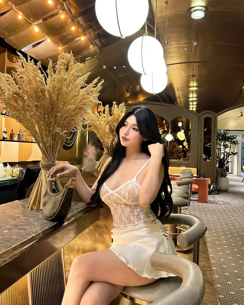 Duyên Hipp khoe cặp vú đào cực khiêu gợi