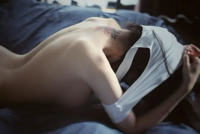 Elly Trần lột áo khoe lưng trần cùng hình xăm