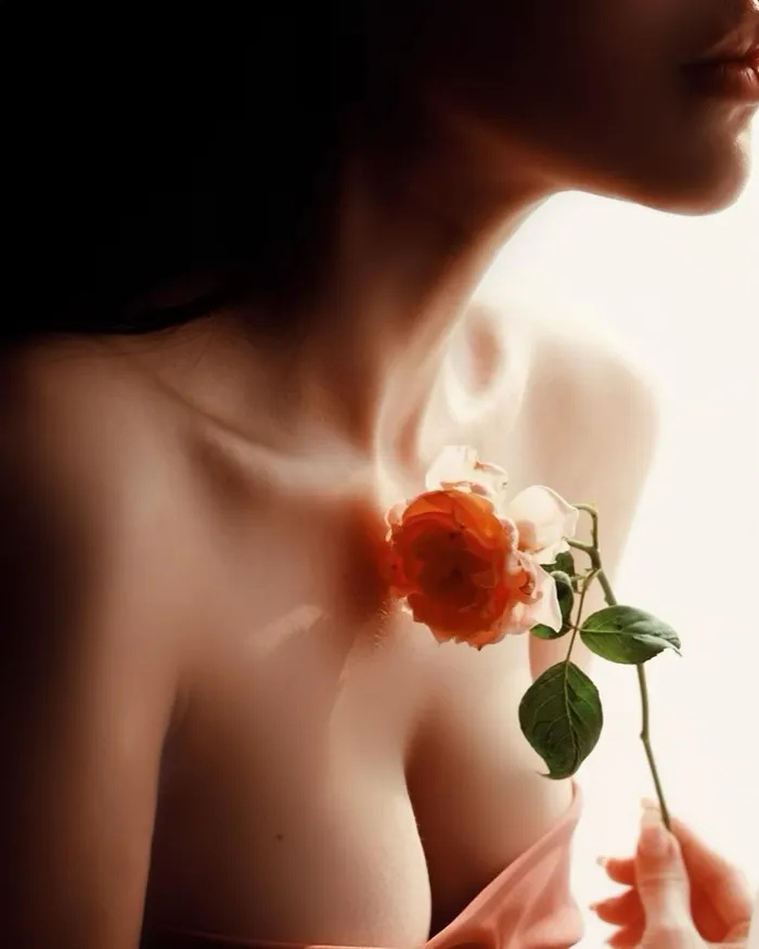 Elly Trần khéo léo khoe cặp vú to tròn, gợi cảm