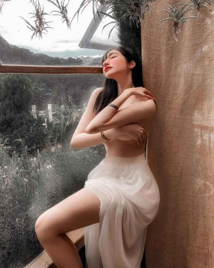 Elly Trần nude khoe body khiêu dâm