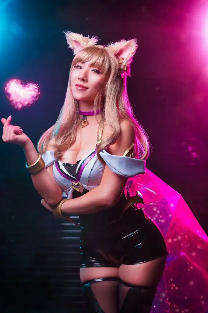 Gái xinh cosplay khoe thân hình gợi cảm làm anh em mê mẩn