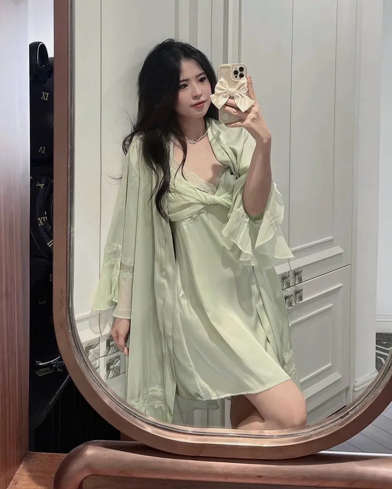 Gái xinh mặc đồ ngủ ngắn khoe chân dài thon gọn