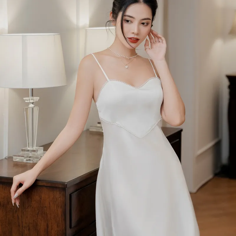 Gái xinh mặc váy ngủ khoe dáng nuột nà