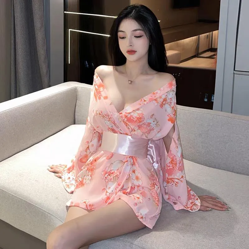 Gái đẹp mặc đồ ngủ khoe vòng 1 to tròn gợi dục