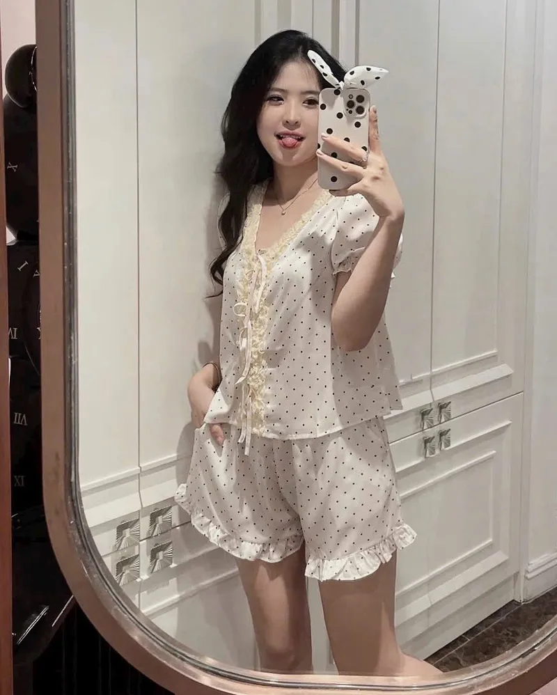 Hình gái đẹp mặc đồ ngủ tạo dáng cute dễ thương