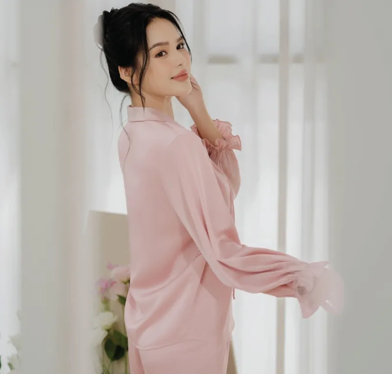 Gái xinh mặc váy ngủ màu hồng phấn đáng yêu