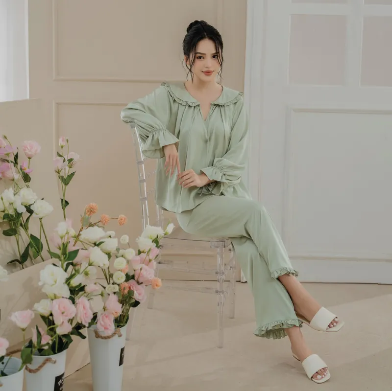 Ảnh gái xinh mặc đồ ngủ đơn giản nhưng vẫn rất quyến rũ