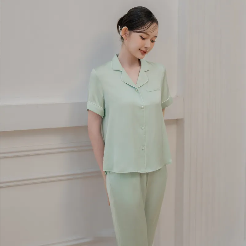 Gái đẹp mặc đồ ngủ tạo dáng quyến rũ