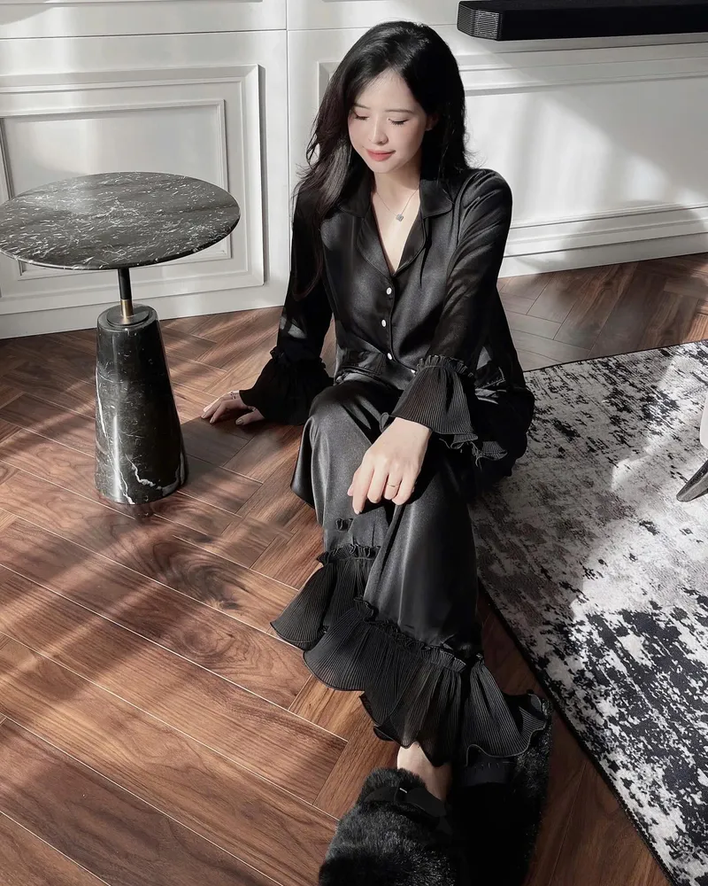 Hot girl diện đồ ngủ đen trông thật xinh đẹp, cá tính