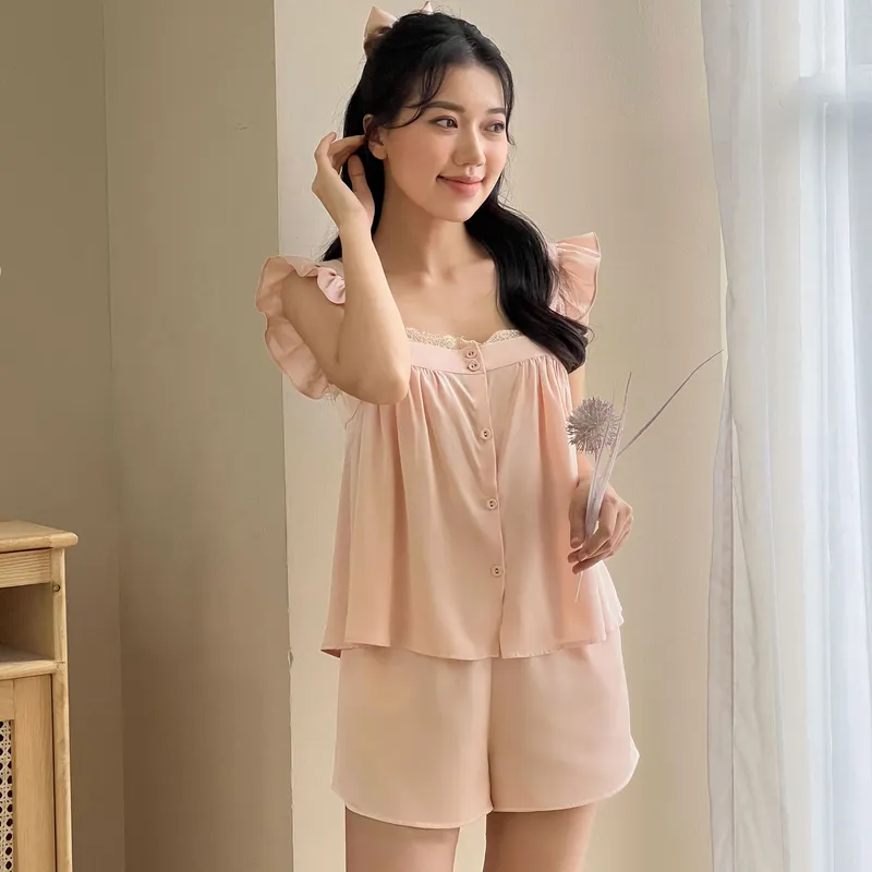 Em gái khoe vẻ đẹp cuốn hút trong bộ đồ ngủ