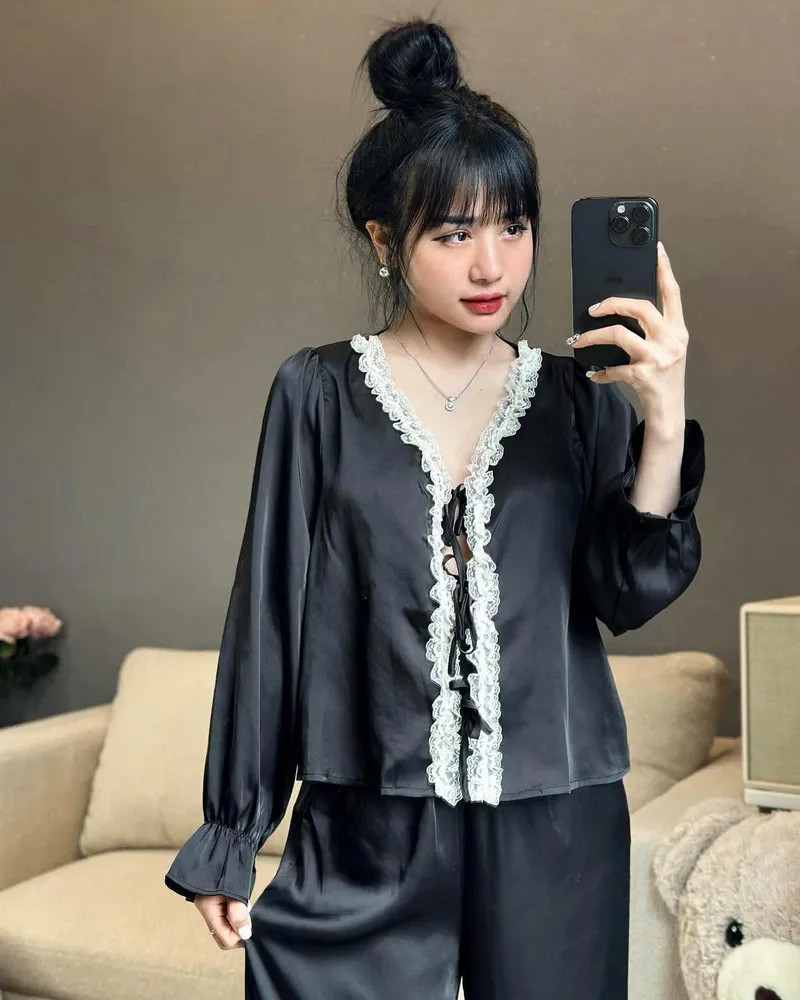 Gái xinh mặc váy ngủ đen tạo dáng dễ thương