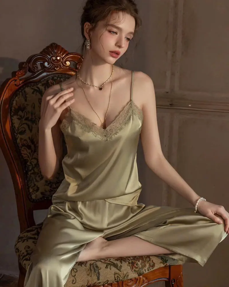 Ảnh gái xinh mặc đồ ngủ 2 dây tôn dáng gợi cảm