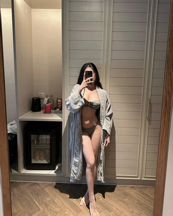 ảnh gái xinh ngực to chụp ảnh trước gương