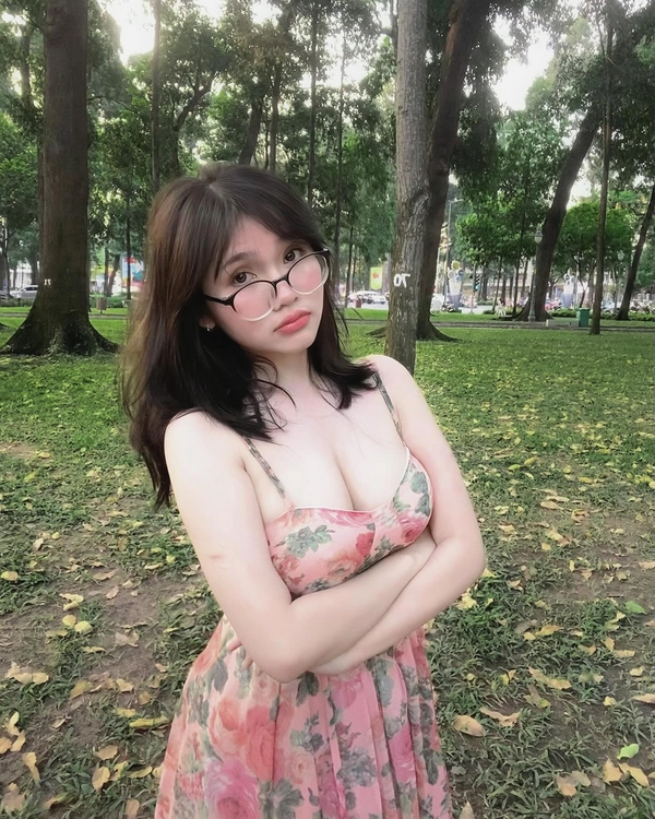 ảnh gái xinh ngực to đeo kính