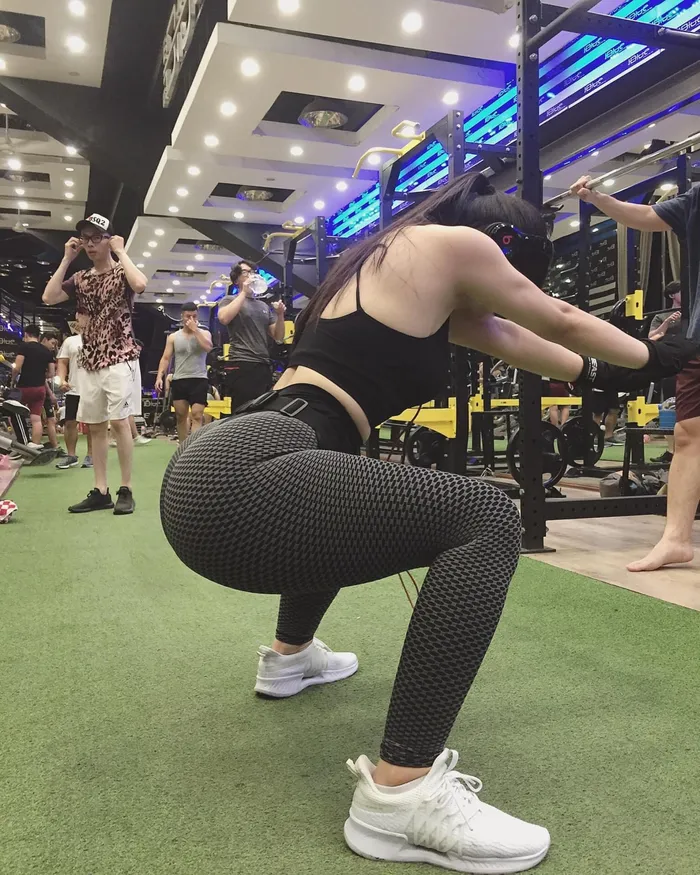 Gái tập gym khoe cặp mông hàng khủng siêu quyến rũ