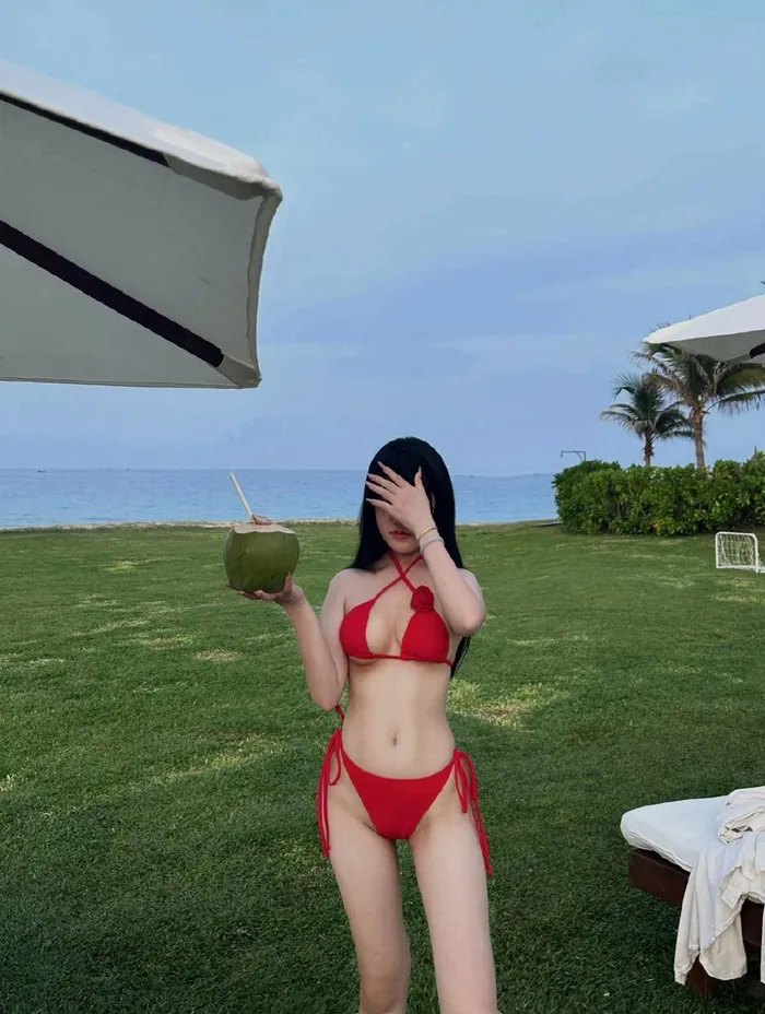 gái vú căng mặc bikini 