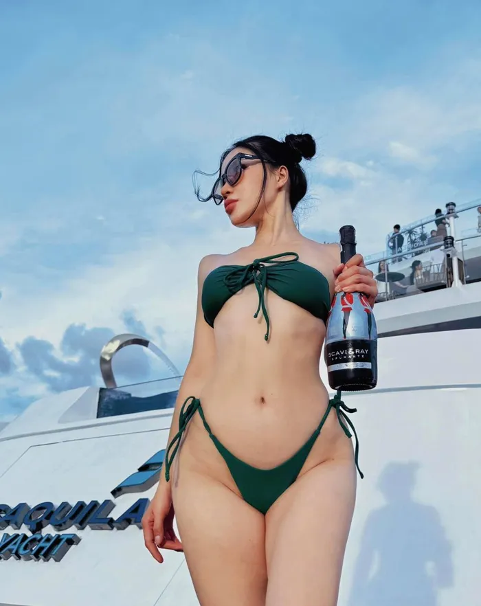 gái xinh vú to mặc bikini siêu nhỏ