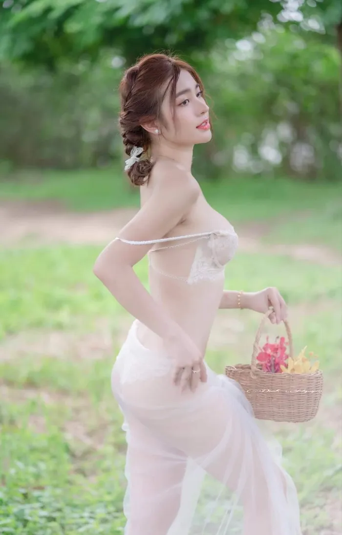gái vú to mặc bikini khiêu dâm