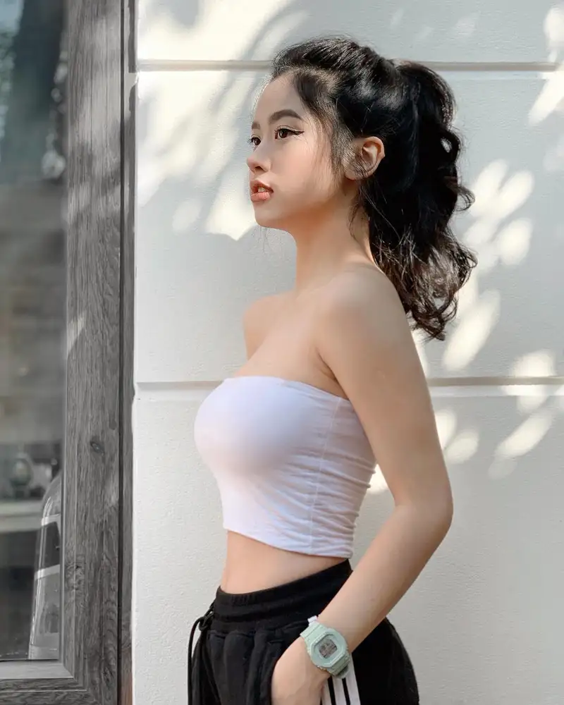 Hot girl Hàn Hằng diện áo ống sexy