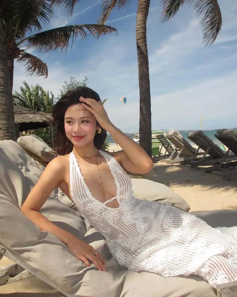 Hàn Hằng quyến rũ mặc đồ xuyên thấu