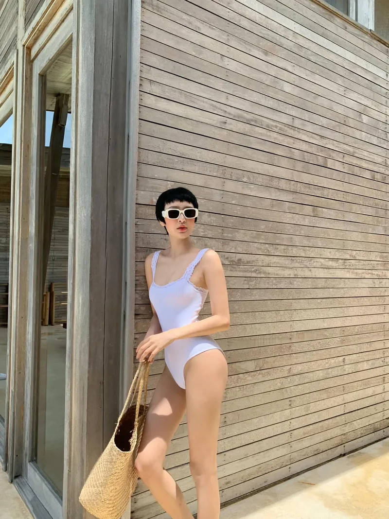 Hiền Hồ khoe dáng sexy gợi tình