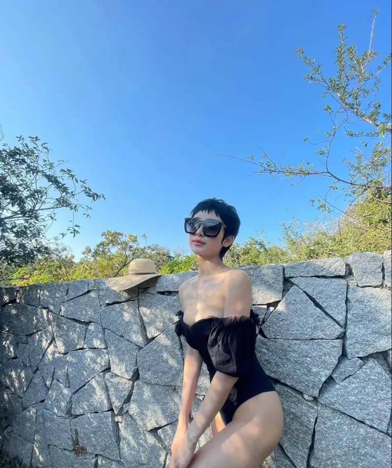 Thân hình “chữ S” gợi dục của nữ ca sĩ 9x