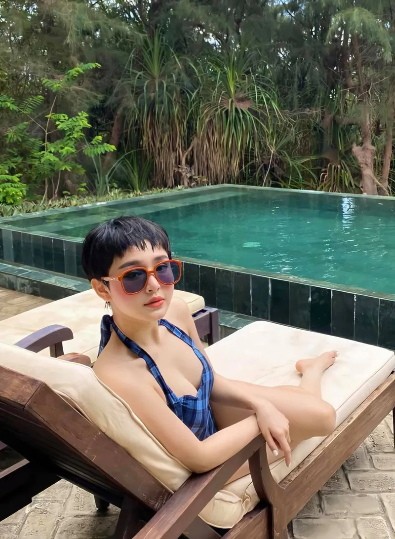 Hiền Hồ khoe ngực trắng tròn đầy kích thích