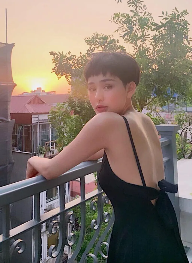 Hiền Hồ vặc váy khoét khoe lưng trần cực khiêu gợi