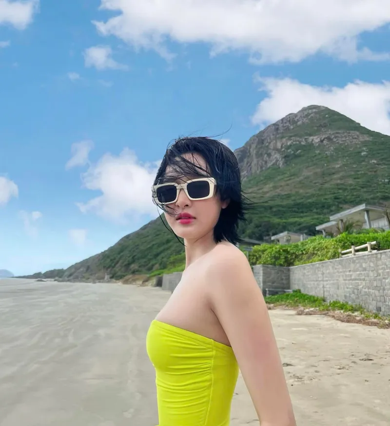 Vú tròn căng tràn nóng bỏng của Hiền Hồ