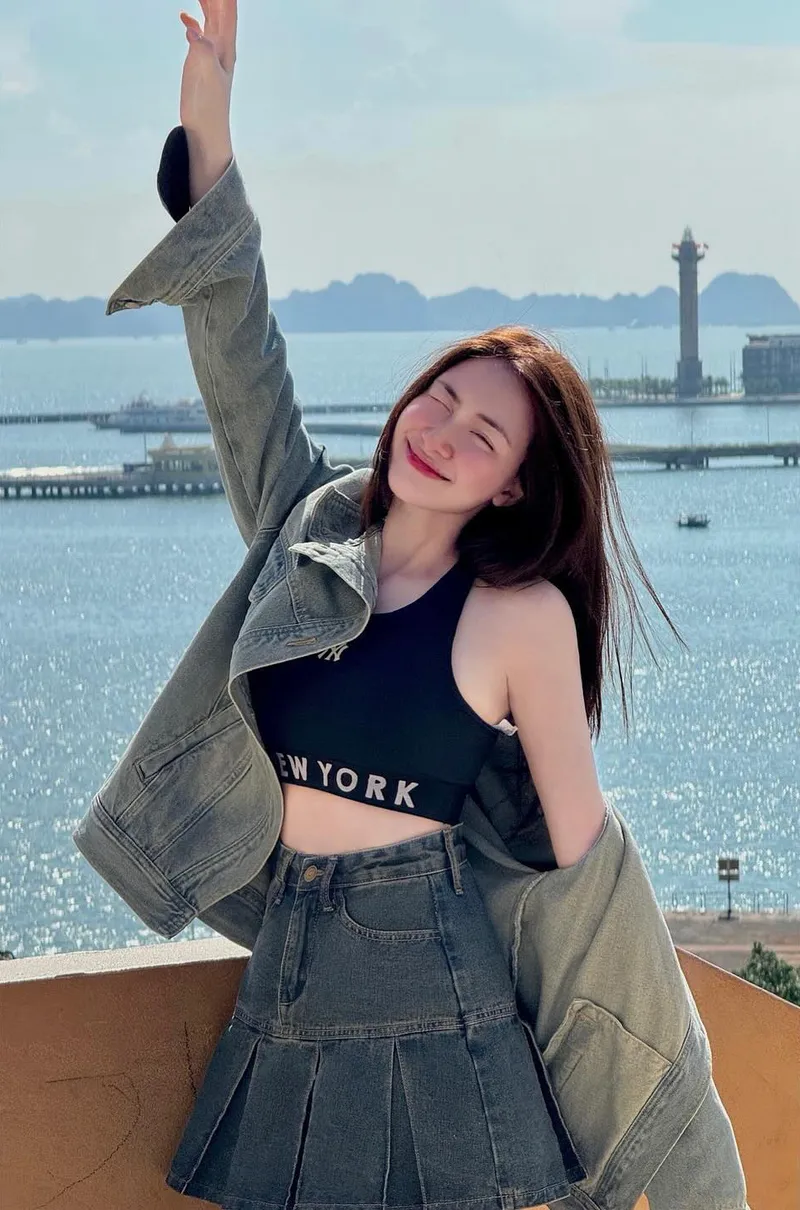 Khoảnh khắc sexy của Hòa Minzy