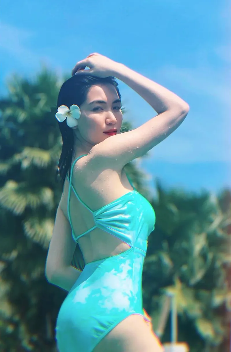 Hòa Minzy với vẻ đẹp sexy