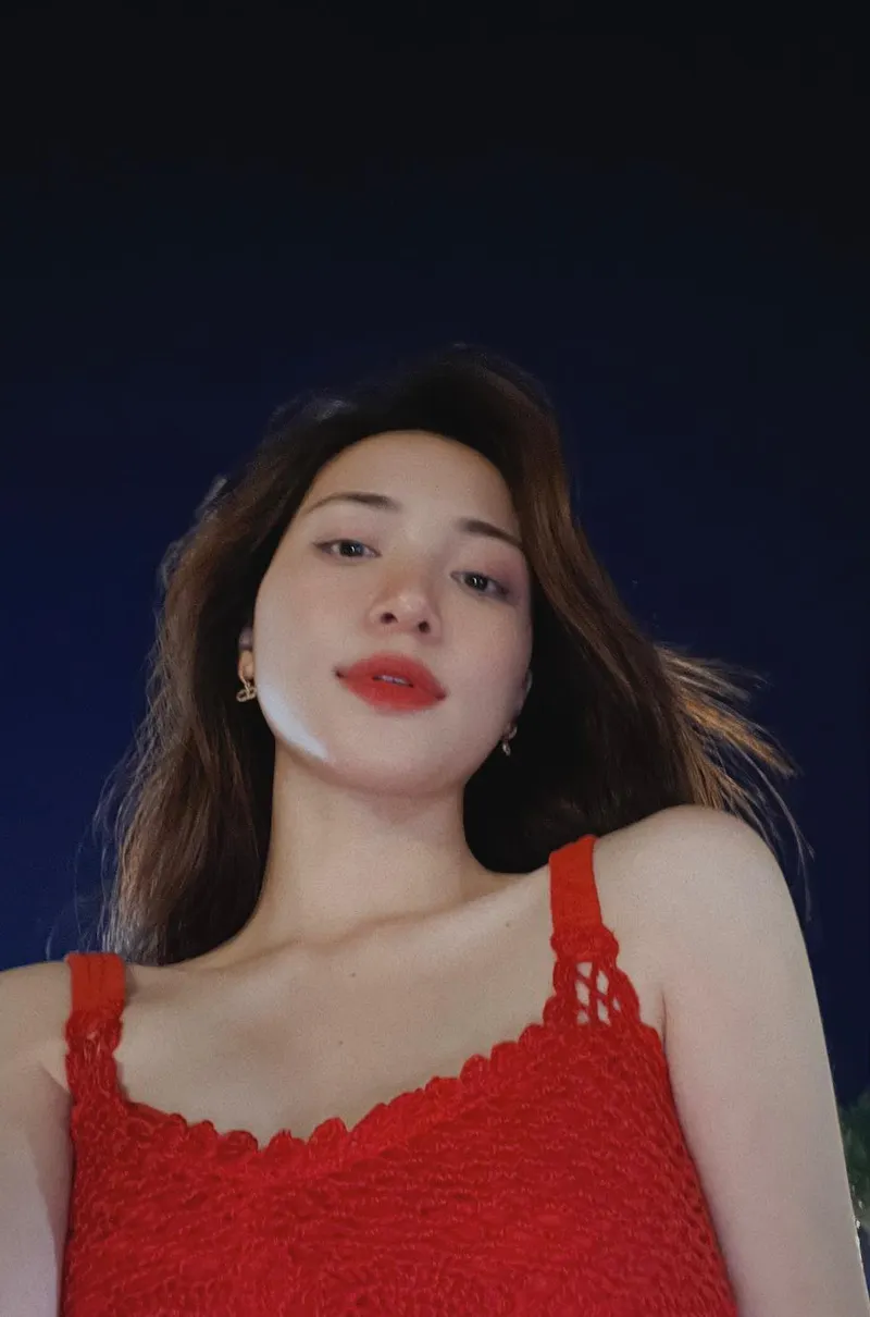 Hòa Minzy đẹp gợi cảm