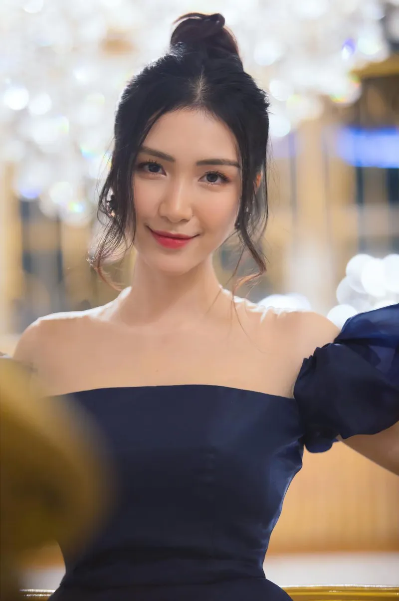 Hòa Minzy khoe vẻ đẹp