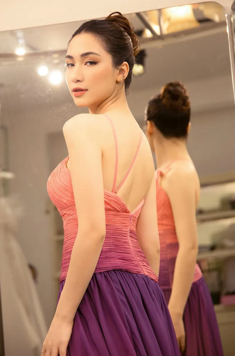 Hòa Minzy với phong cách sexy