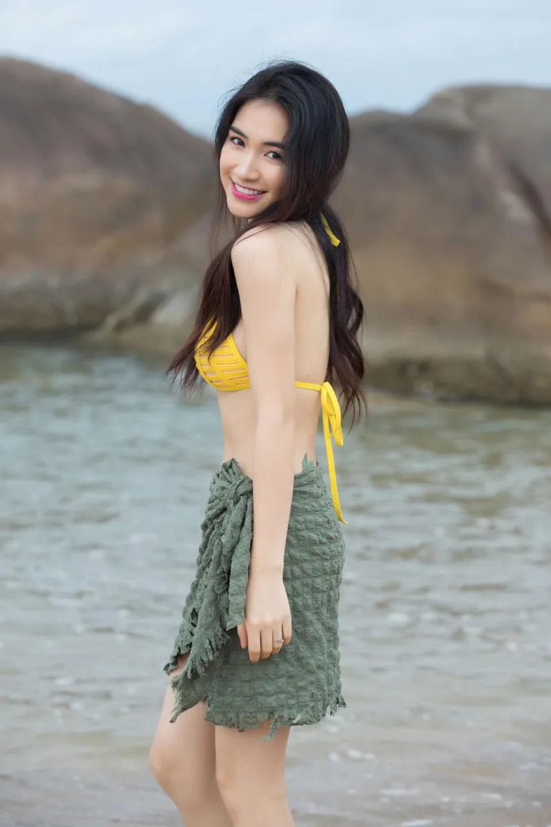 Hòa Minzy trong trang phục sexy