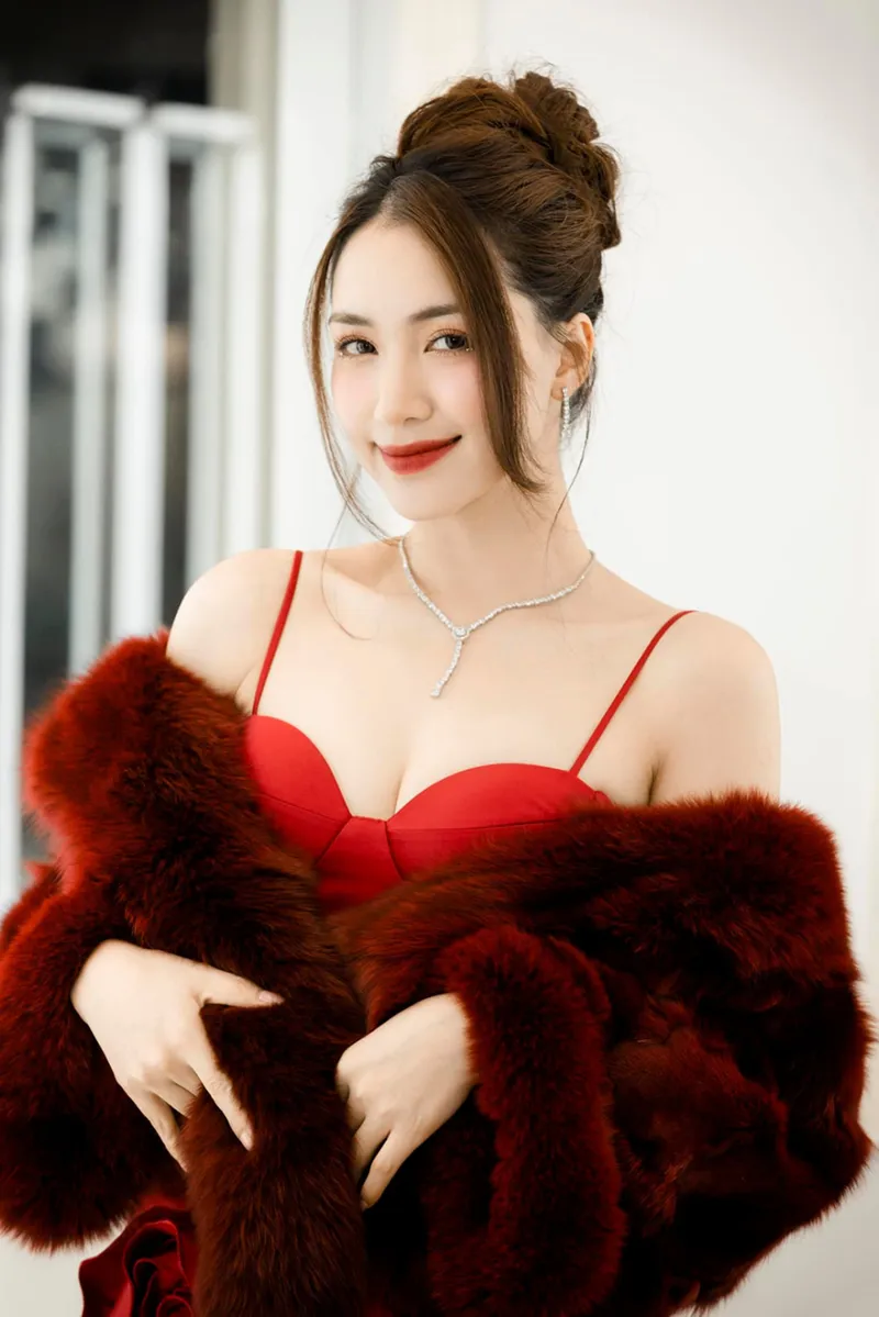 Vẻ đẹp gợi cảm Hòa Minzy