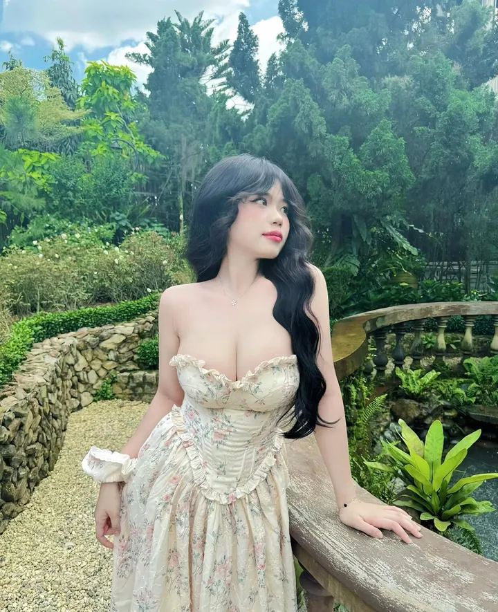 nữ sinh ngực khủng vú to