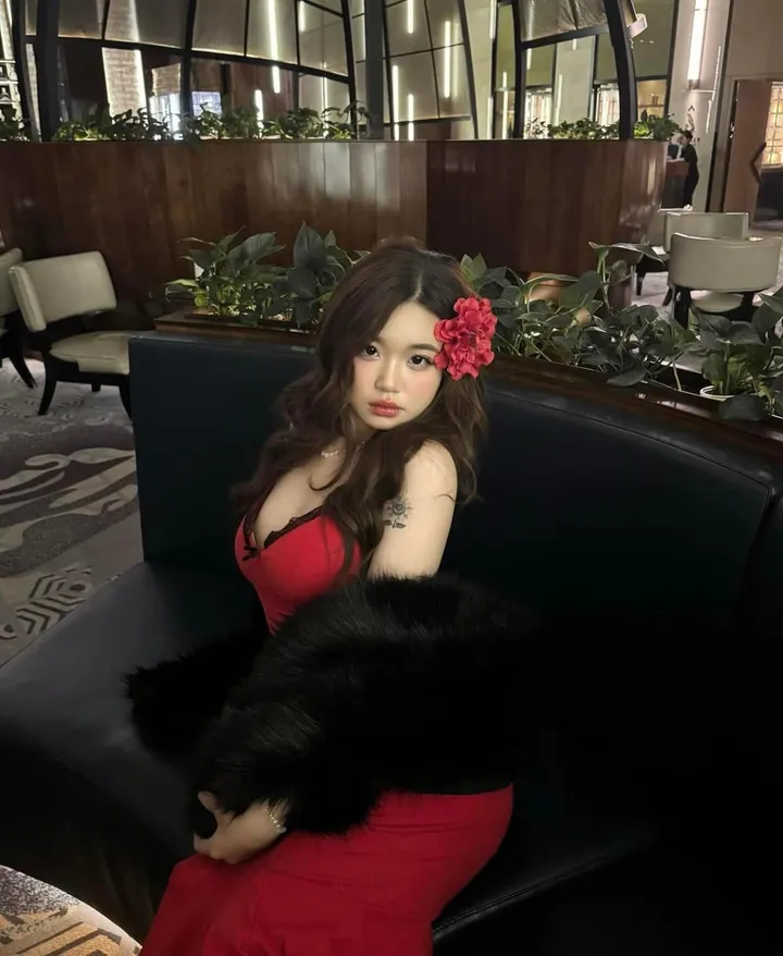 học sinh vú đào to tròn