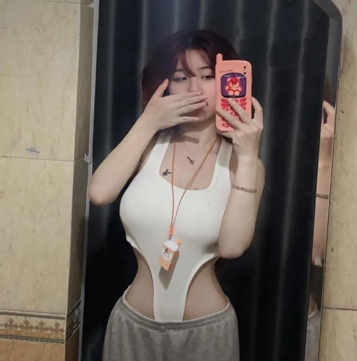 học sinh ngực to bán nude