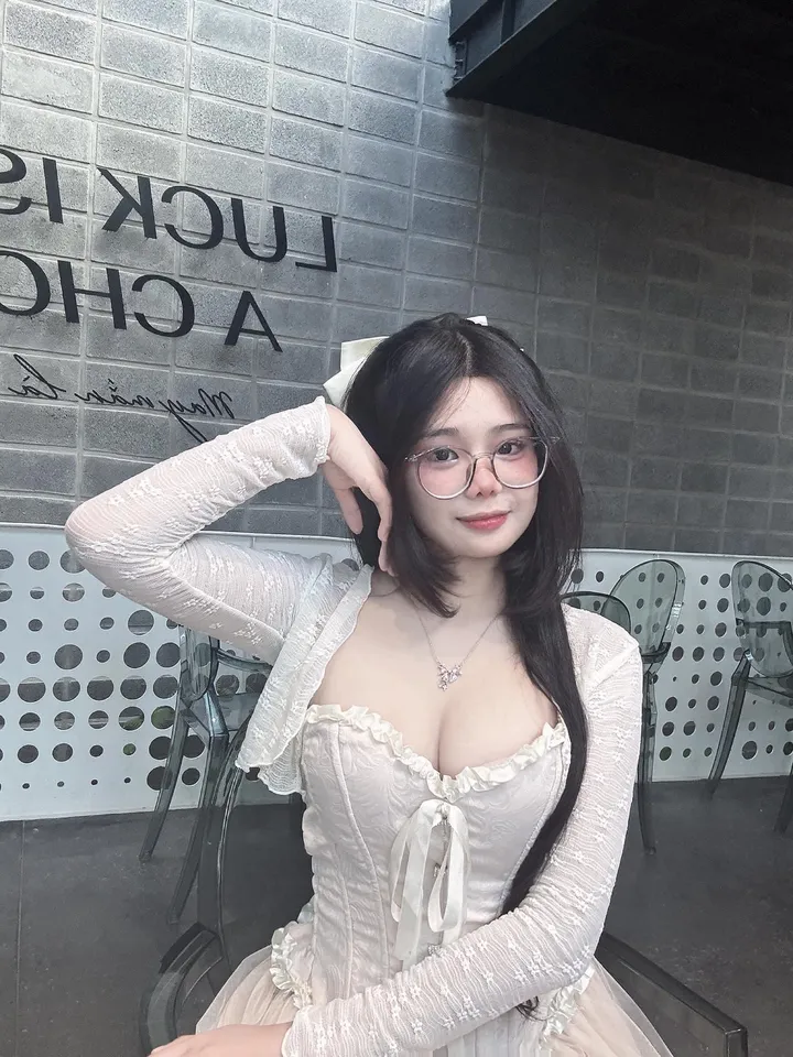 nữ sinh ngực khủng nóng bỏng