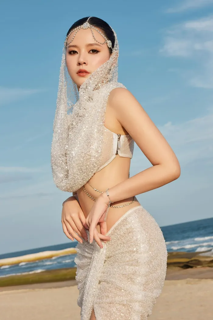 hot girl midu diá»n bikini khoe dáng Äẹp á» biá»n